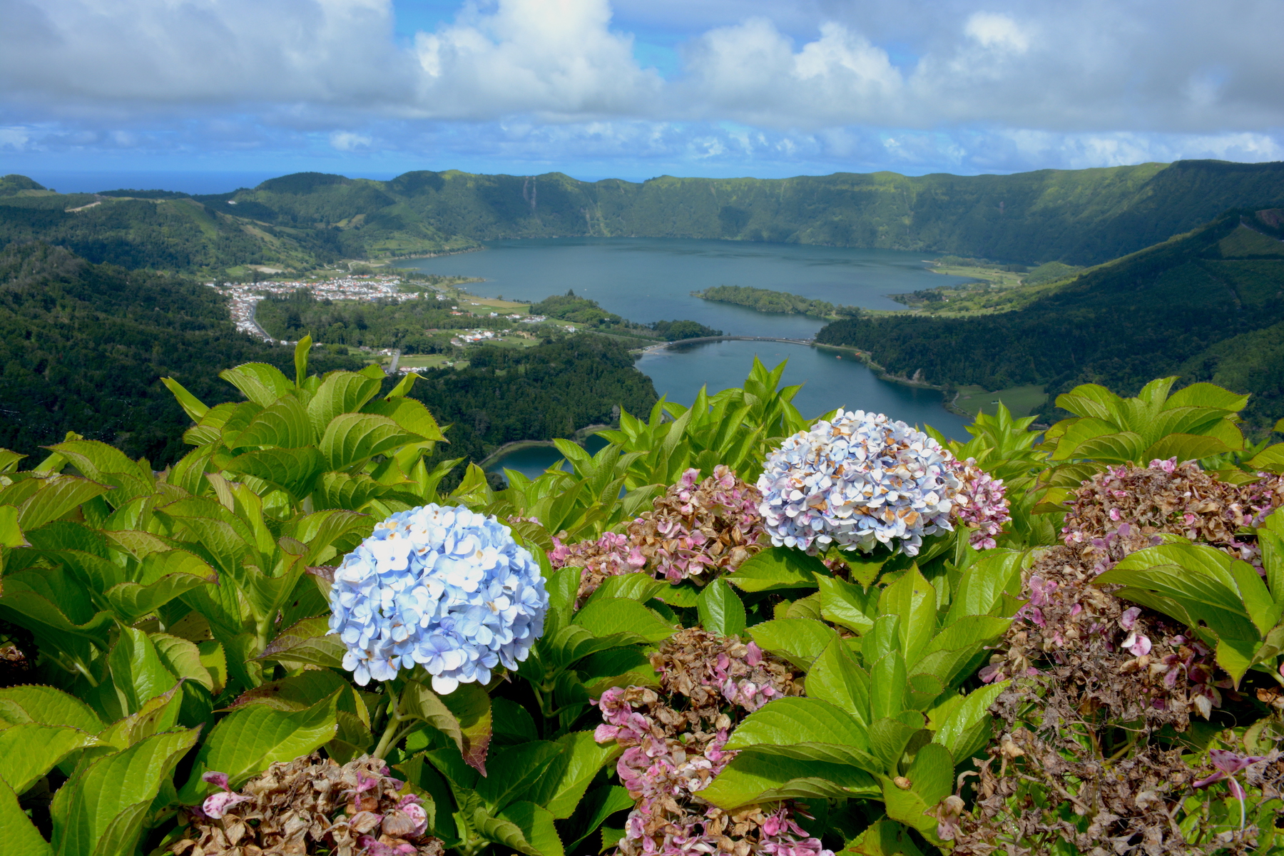 Výhled na sopečné jezero Sete Cidades